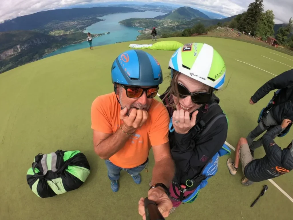Un pilote de parapente et son passager sont debout sur le tapis de décollage est ont peur avant de partir