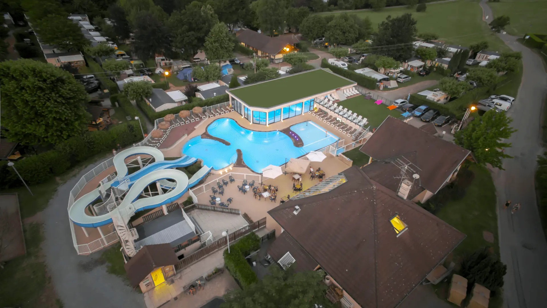 Photo du camping la ravoire, sa réception et sa piscine vue du ciel