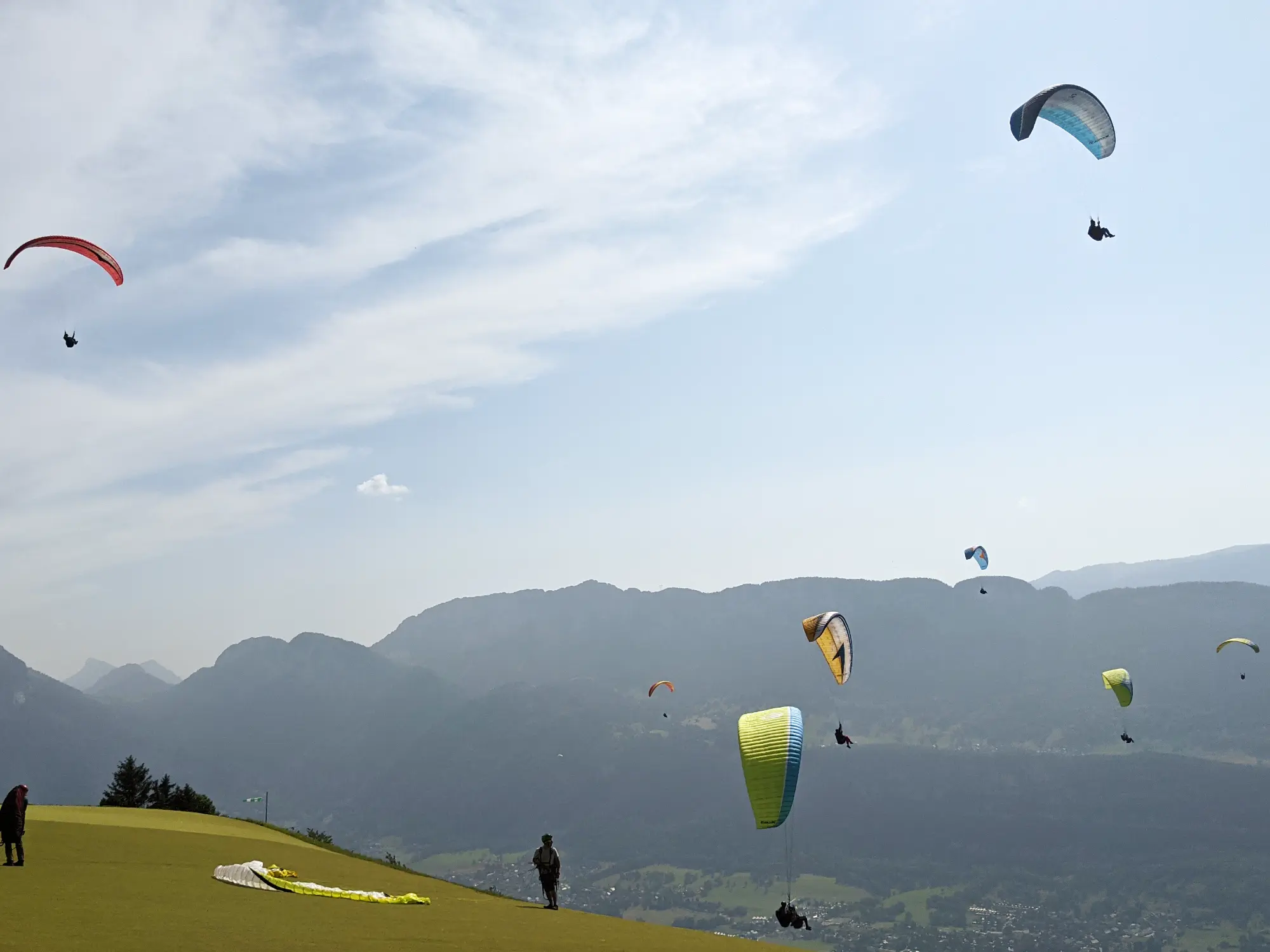 Lots of paragliders can be seen in the sky of Annecy, from the Forclaz take off