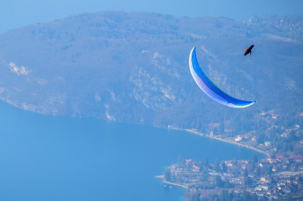 parapente bleu figure